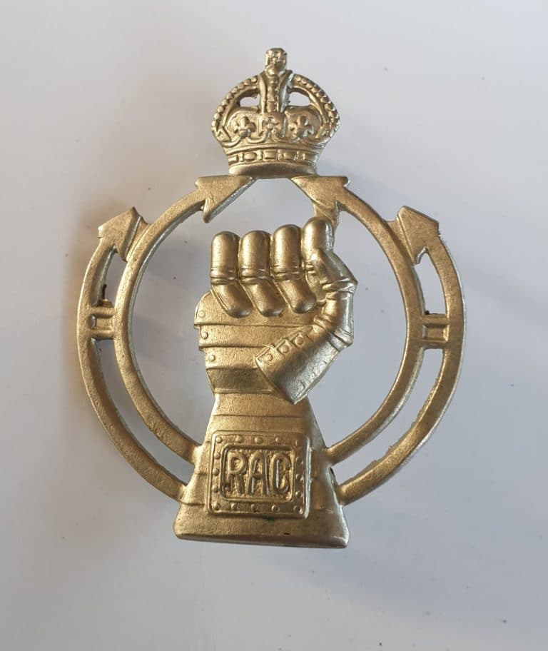 Royal Armoured Corps Cap Badge With Kc.